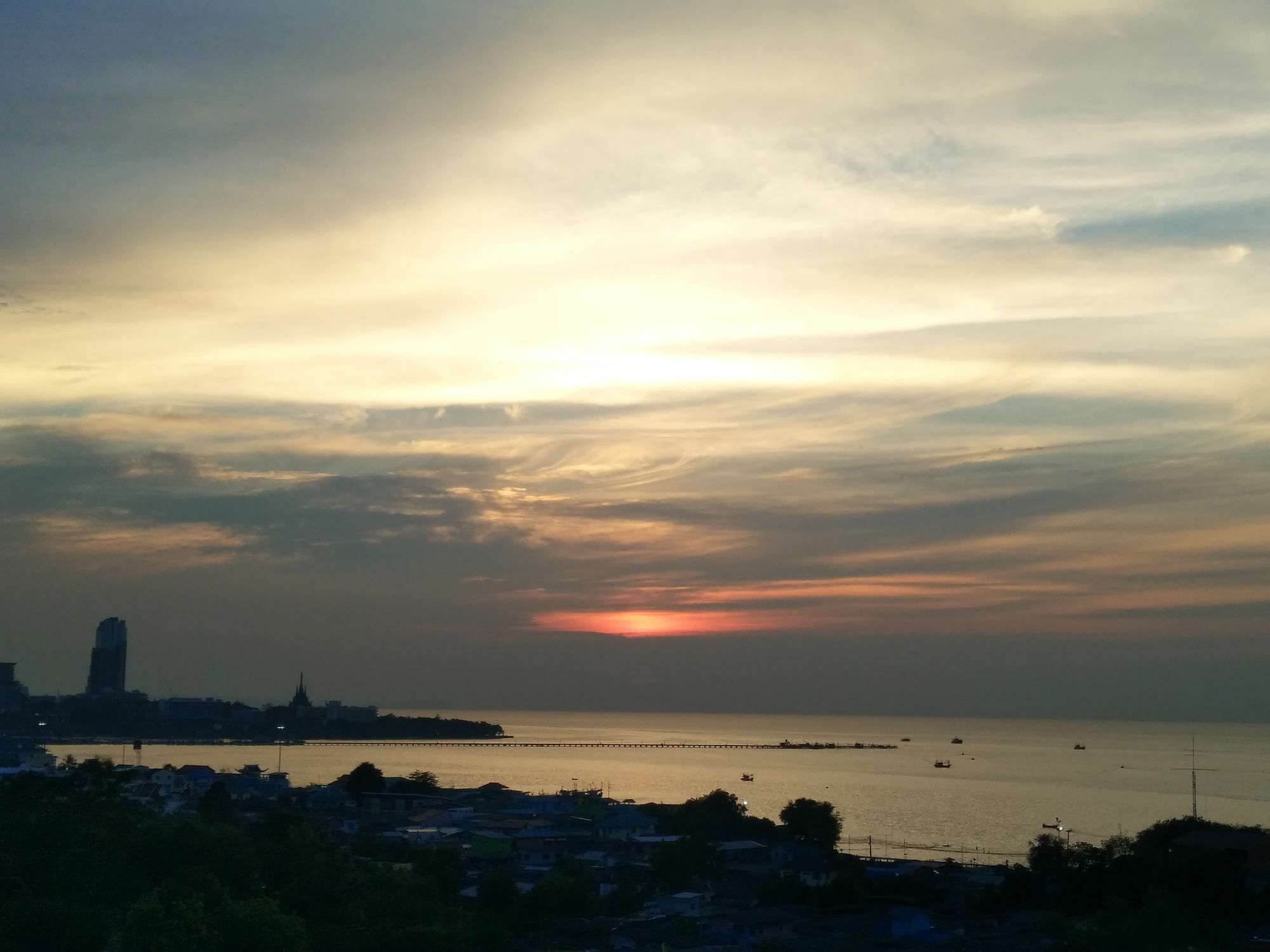 Hotel Ruenthip Pattaya Exterior foto